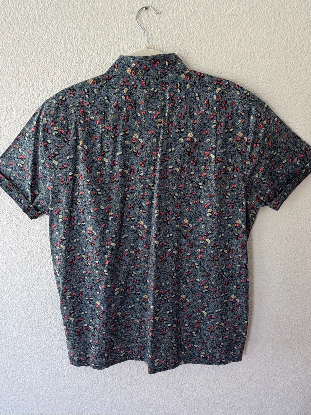 Good Man Brand Blue Floral Button Up Shirt Men’s Large Short Sleeve - Picture 3 of 4